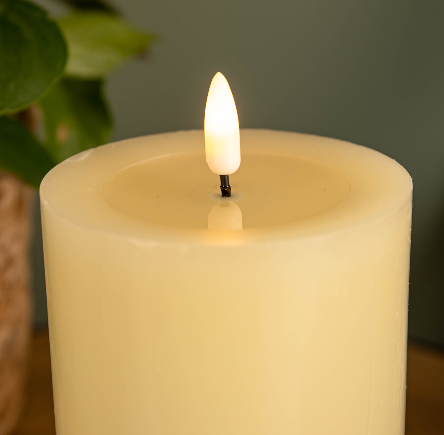 9cm x 18cm Cream Wax Melted Pool Effect Candle with Timer Function and Warm White LED