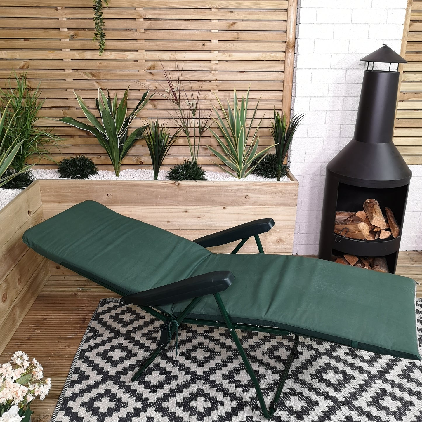 Padded Outdoor Garden Patio Recliner / Sun Lounger in Plain Green