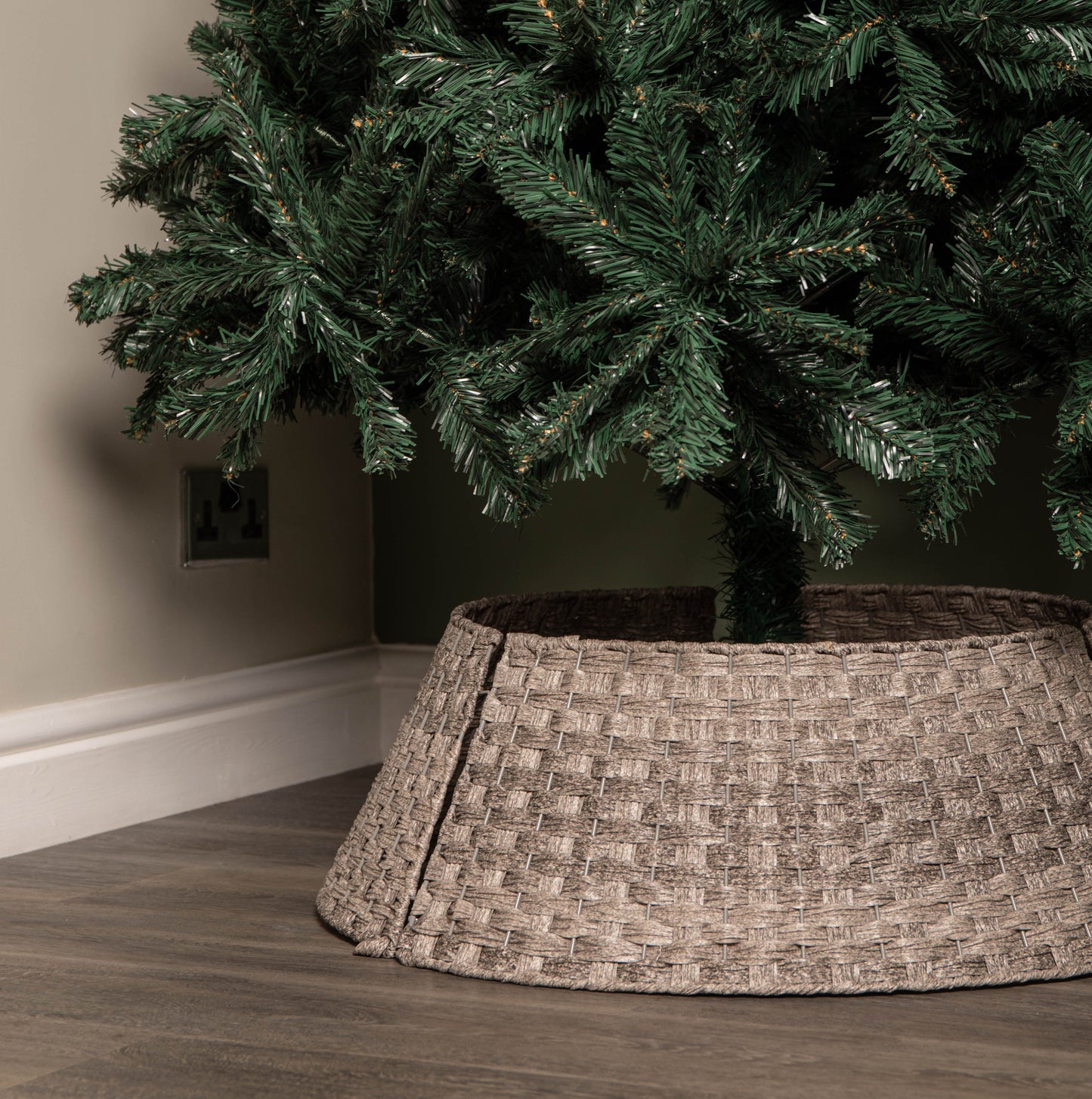 48/70cm Samuel Alexander Large KD Plastic Wicker Rattan Woven Christmas Tree Skirt in Grey