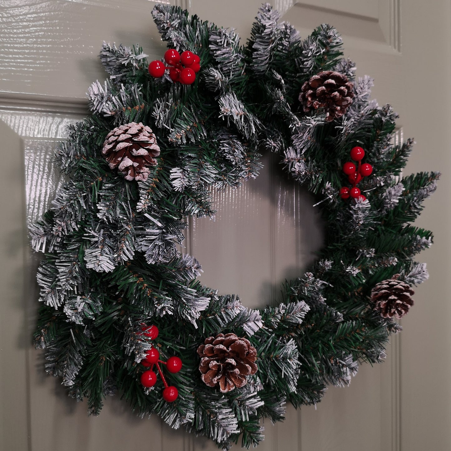 45cm Snow Tipped Green Wreath Christmas Decoration with 125 Tips, Pine Cones and Berries