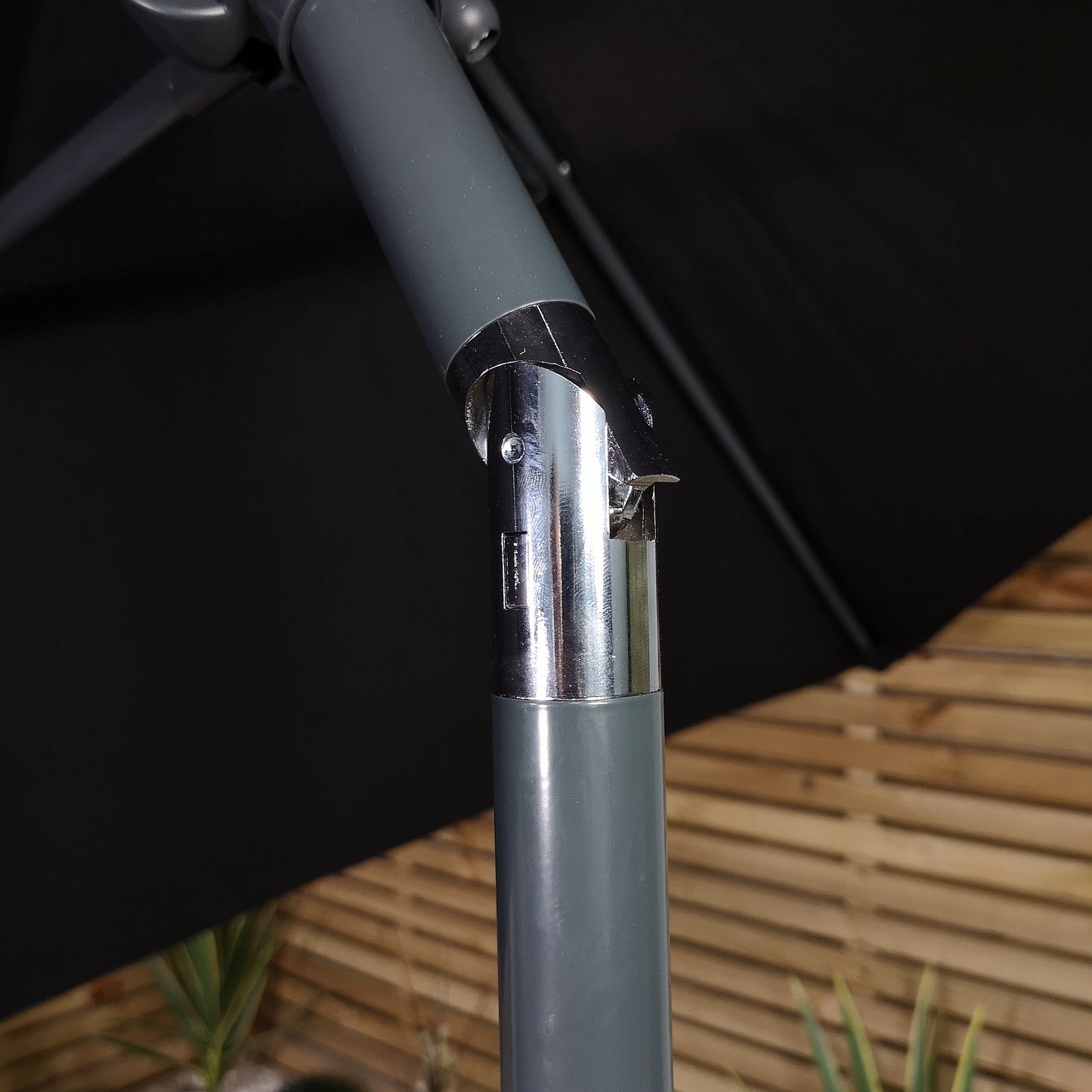 2m Aluminium Garden Patio Sun Shade Parasol with Tilt and Crank in Black