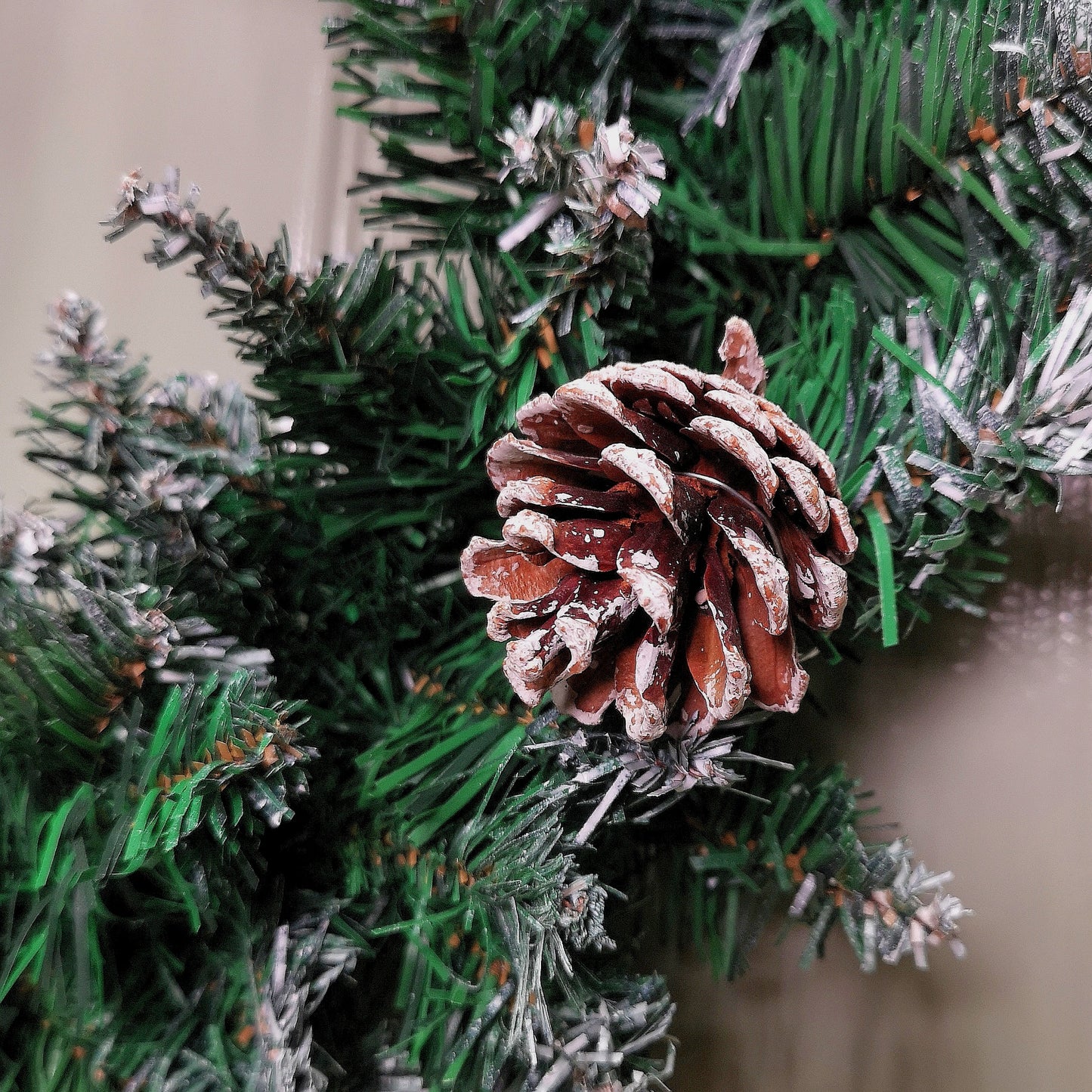 45cm Snow Tipped Green Wreath Christmas Decoration with 125 Tips, Pine Cones and Berries