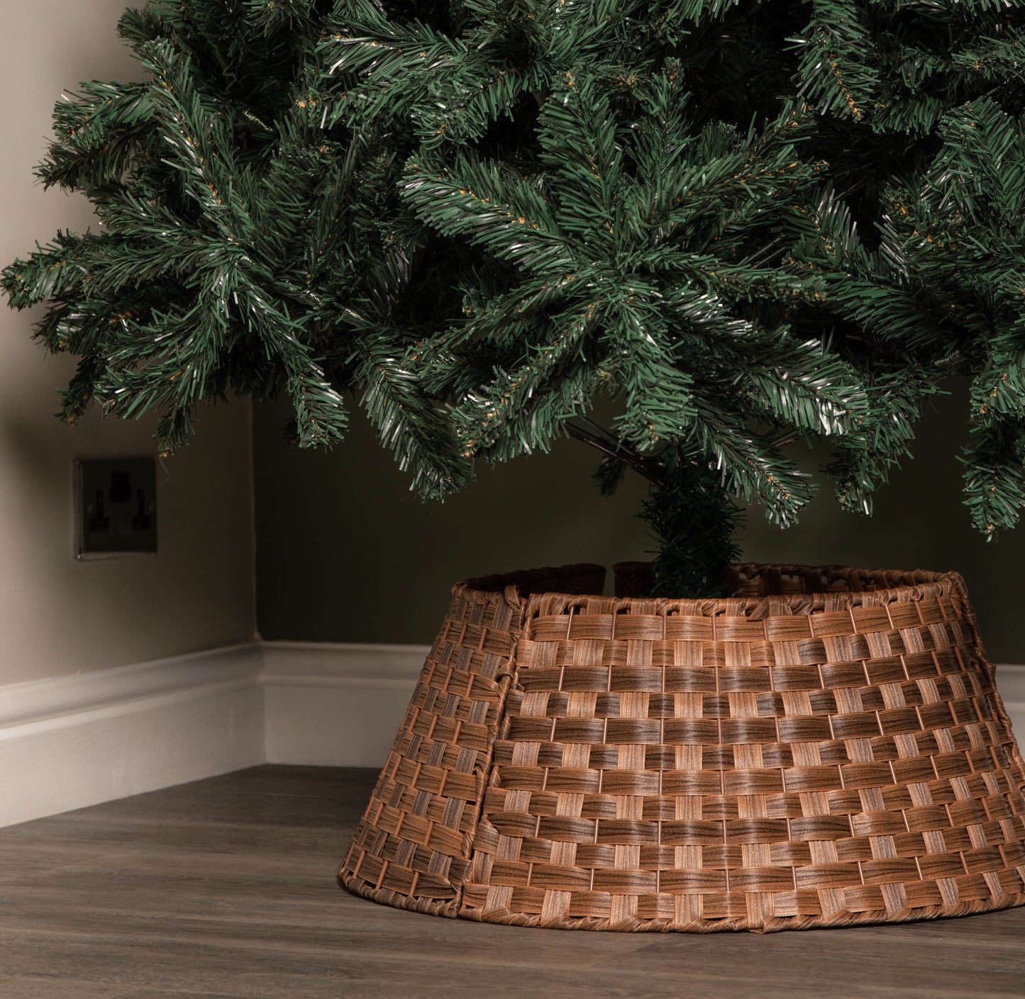 40/58cm Samuel Alexander Medium KD Plastic Wicker Rattan Woven Christmas Tree Skirt in Brown