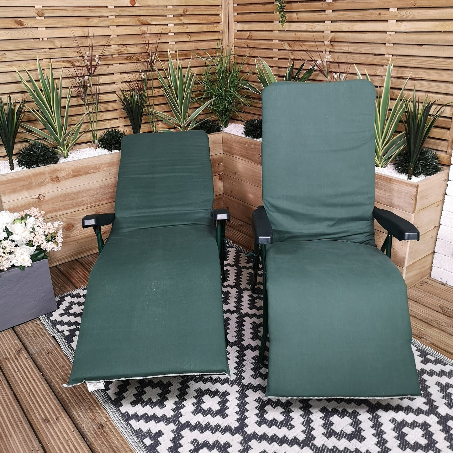 Set of 2 Padded Outdoor Garden Patio Recliner / Sun Lounger in Plain Green