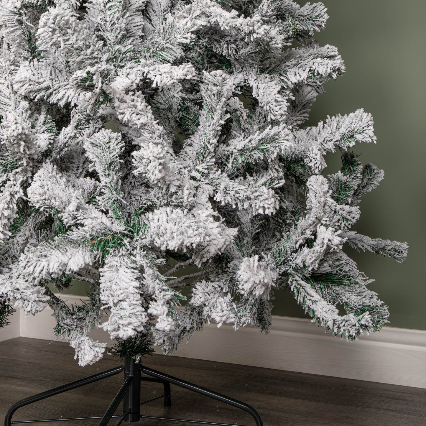 6ft (1.8m) Snow Flocked Artificial Christmas Tree with Green Metal Stand and 455 Tips