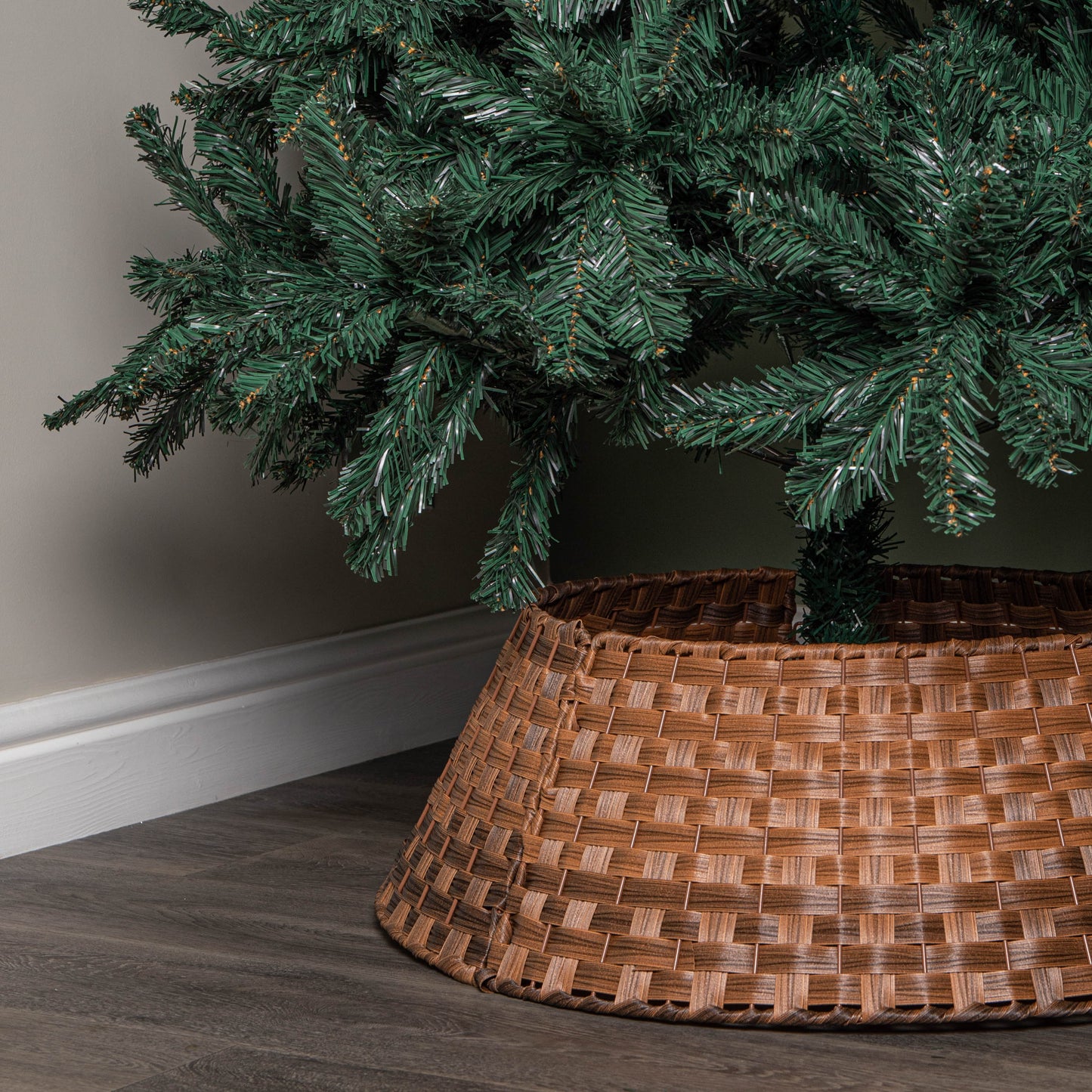 48/70cm Samuel Alexander Large KD Plastic Wicker Rattan Woven Christmas Tree Skirt in Brown