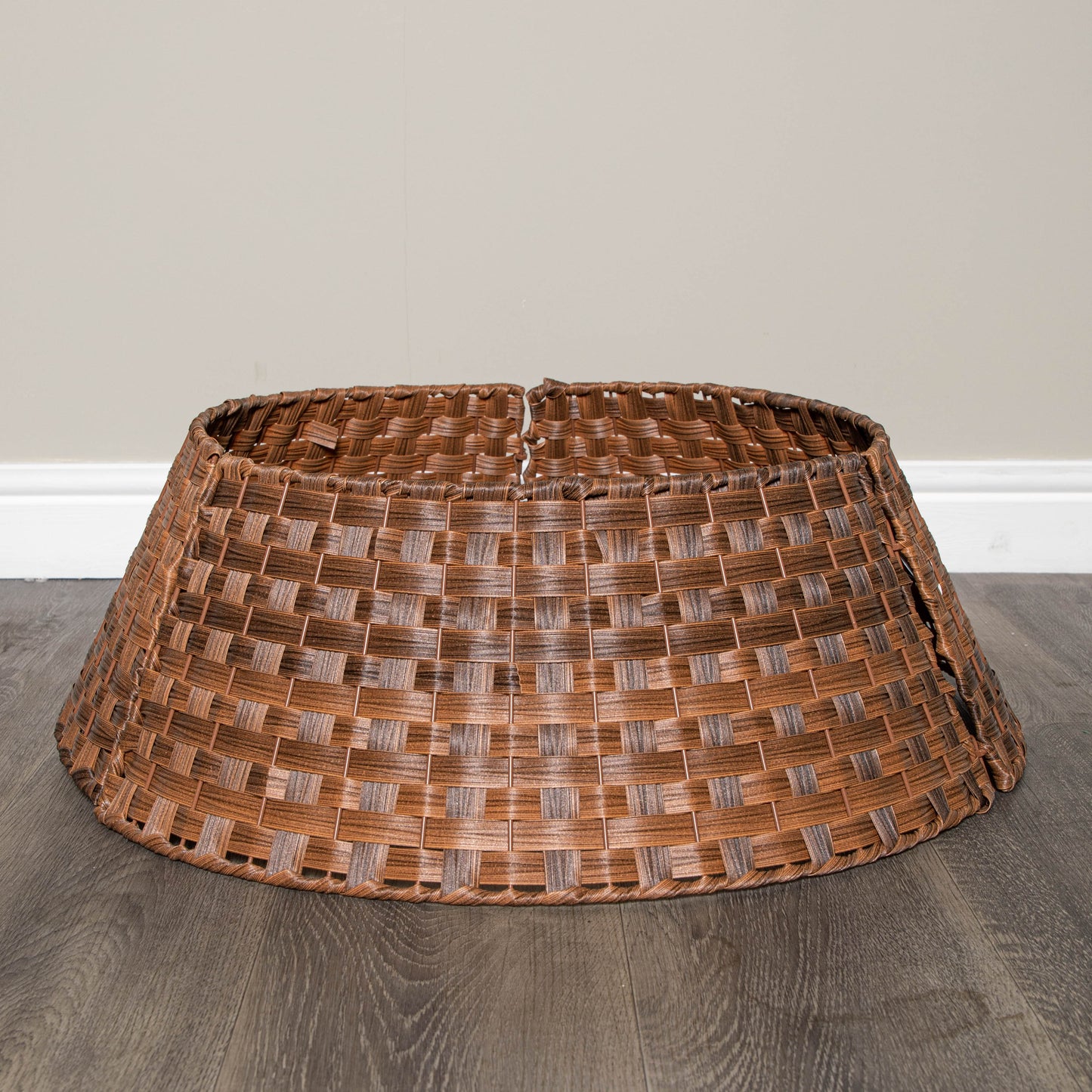 48/70cm Samuel Alexander Large KD Plastic Wicker Rattan Woven Christmas Tree Skirt in Brown