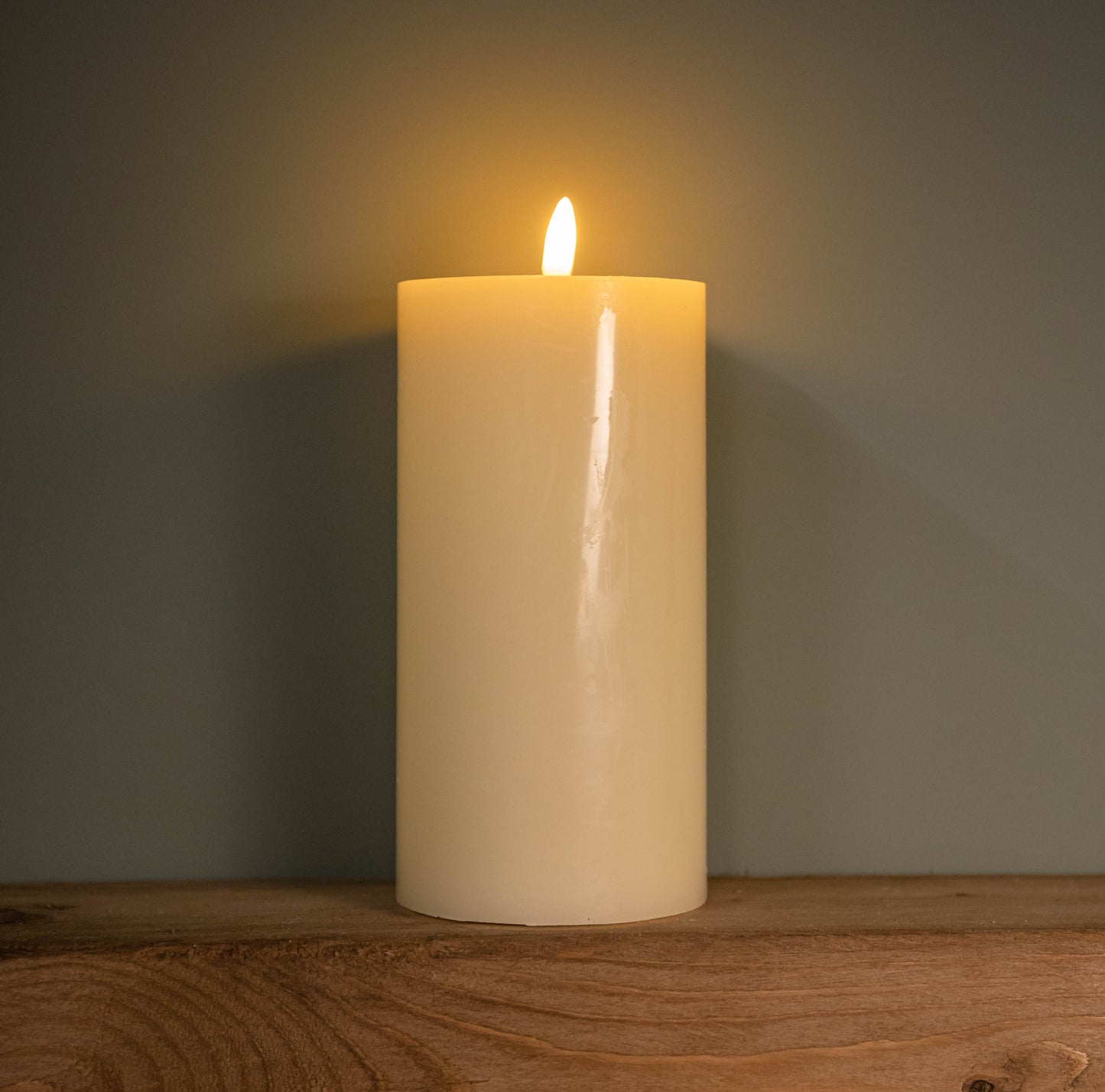 9cm x 18cm Cream Wax Melted Pool Effect Candle with Timer Function and Warm White LED