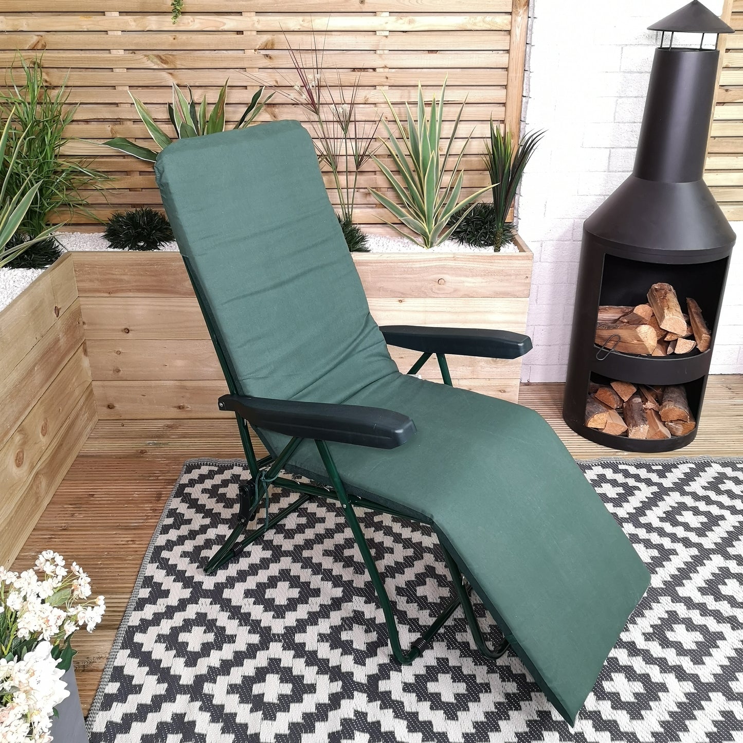 Padded Outdoor Garden Patio Recliner / Sun Lounger in Plain Green