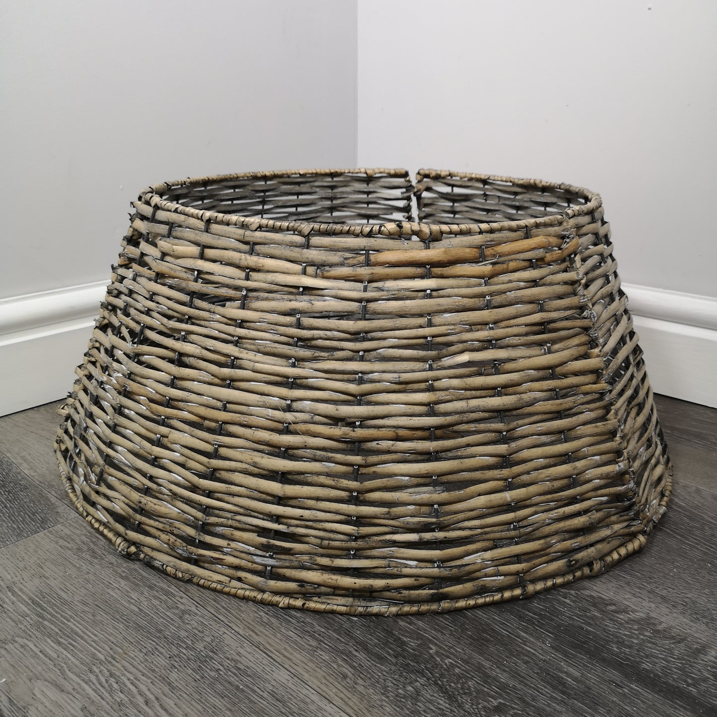 48/70cm Samuel Alexander KD Willow Christmas Tree Skirt Wicker Rattan- Large Natural