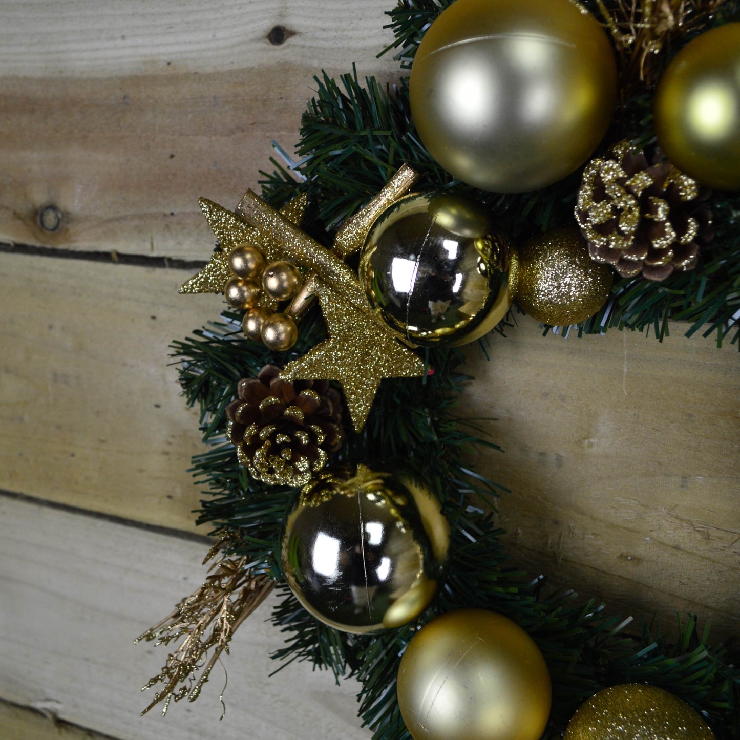 40cm Christmas Decoration Wreath with Stars, Pine cones and Gold Baubles