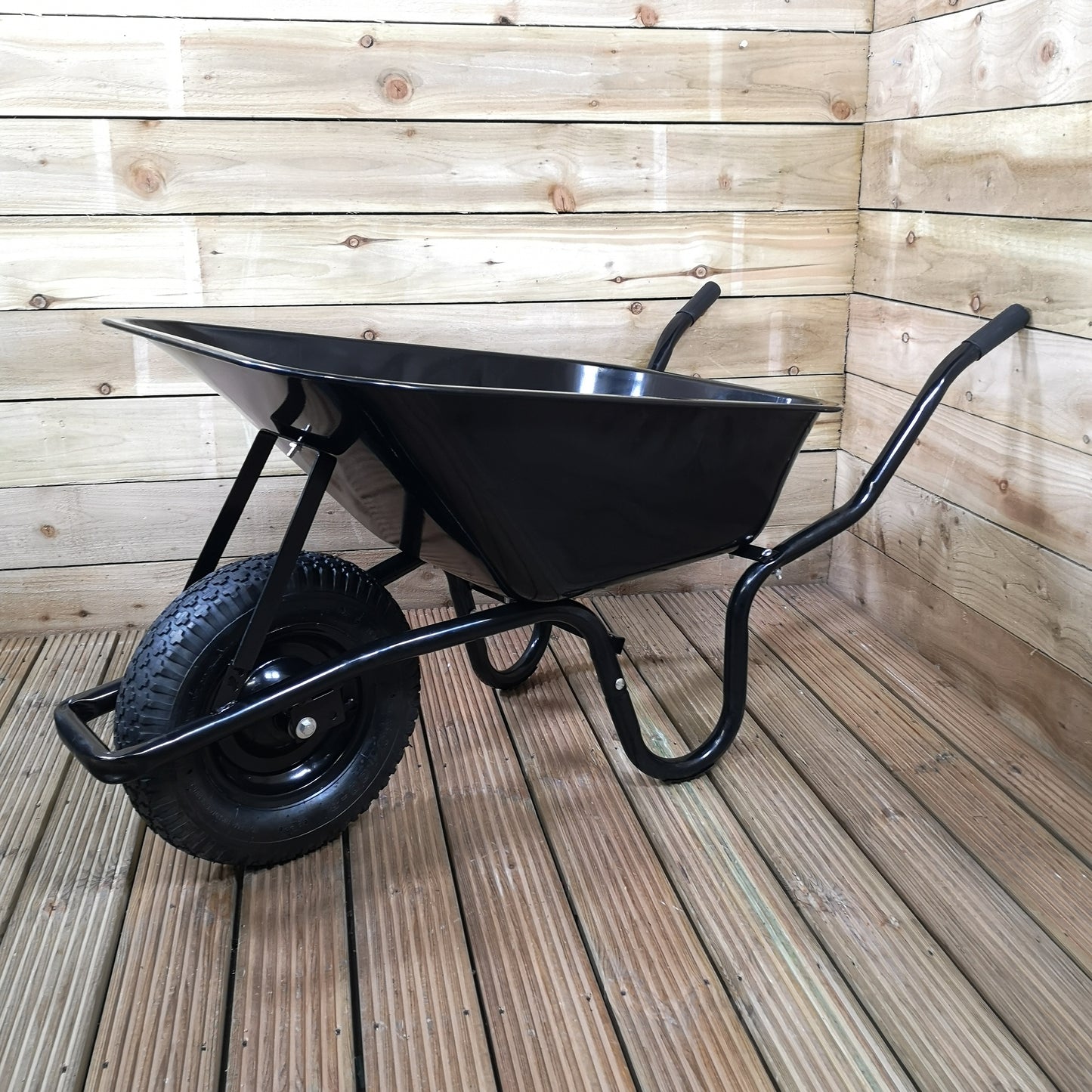 Black 90 Litre 150kg Capacity Heavy Duty Outdoor Galvanised Pneumatic Metal Garden Wheelbarrow